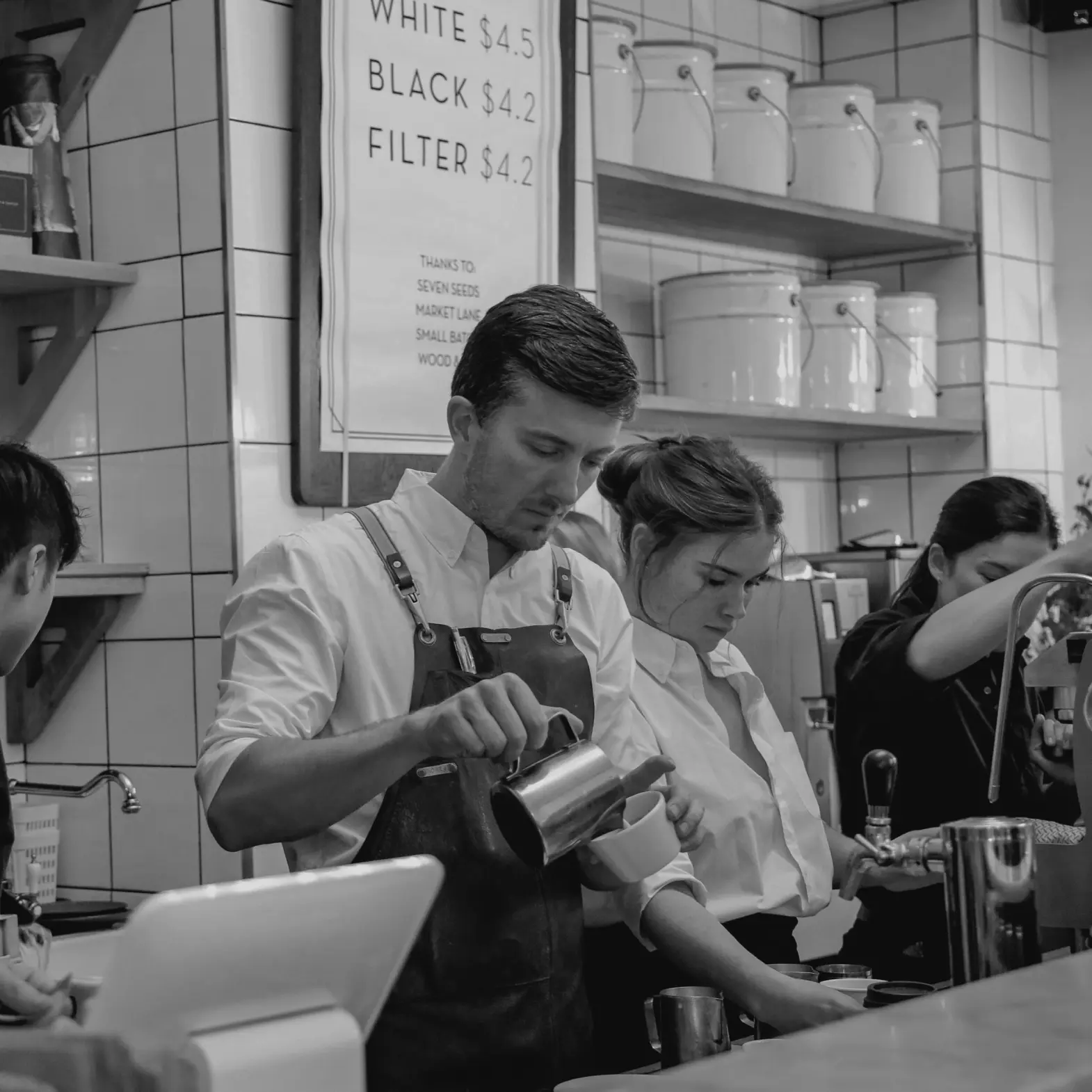 Persone che lavorano al bancone di un ristorante